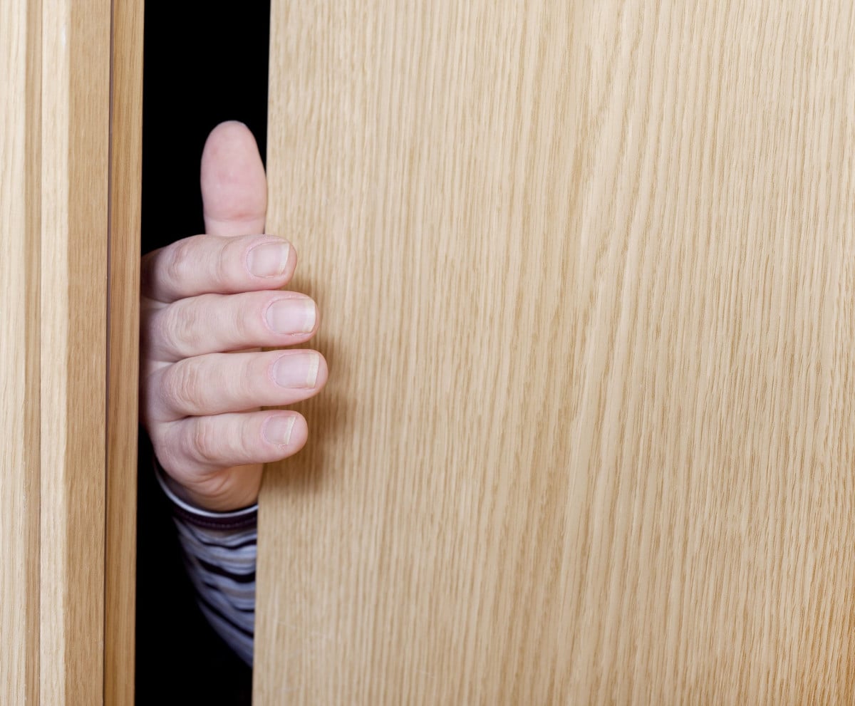 Cassazione: è violenza privata impedire alla ex di chiudere la porta