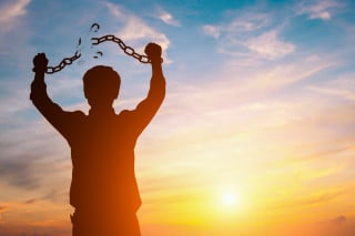 E' reato non mantenere il figlio maggiorenne che studia?