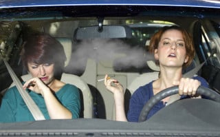 Divieto di fumo in auto: multe fino a 600 euro come per i cellulari