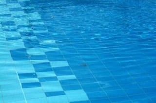 Cassazione: in piscina non basta un solo bagnino. In caso di incidente c'è responsabilità penale