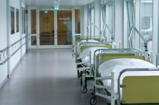 Responsabilità medica: niente risarcimento alla paziente che sale sul lettino e cade