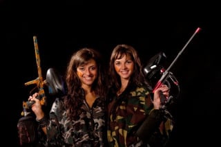 Interazioni tra legge penale militare e comune: ritenzione di effetti militari e ricettazione.