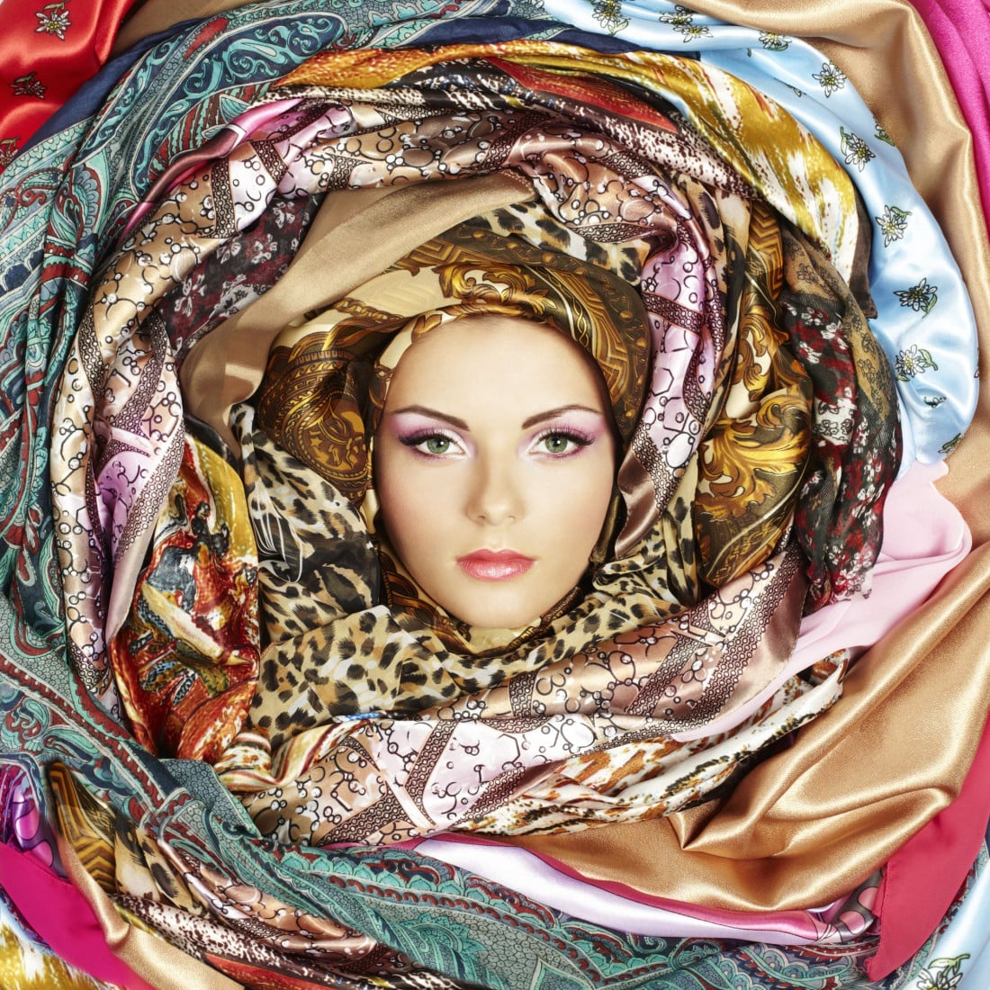 Violenza donne: arriva il foulard anti-aggressione