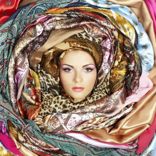 Violenza donne: arriva il foulard anti-aggressione