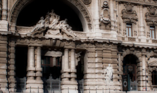 'Sentenza vintage': Con il divorzio, abiti firmati e gioielli alla ex moglie casalinga