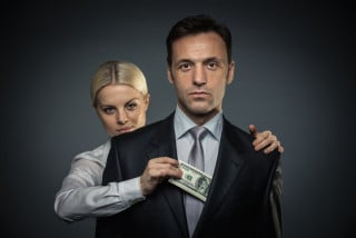 Paga l'Irap l'avvocato che si fa aiutare dalla moglie in studio