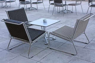 Cassazione: tavolini del bar nell'area condominiale? Non è un utilizzo improrpio del bene comune
