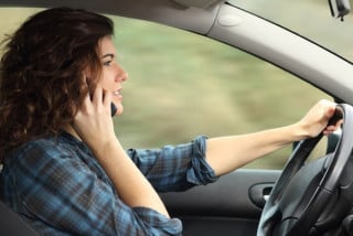 Chi è alla guida può telefonare se indossa gli auricolari? Vediamo cosa prevede il codice della strada
