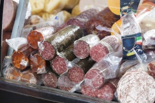 Cassazione: non punibile il furto di due salami!