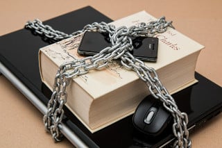Terrorismo: saremo tutti schedati e intercettati, anche su Facebook e playstation