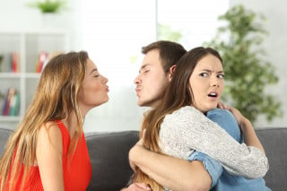 Insulti all'amante del coniuge: c'è l'esimente della provocazione