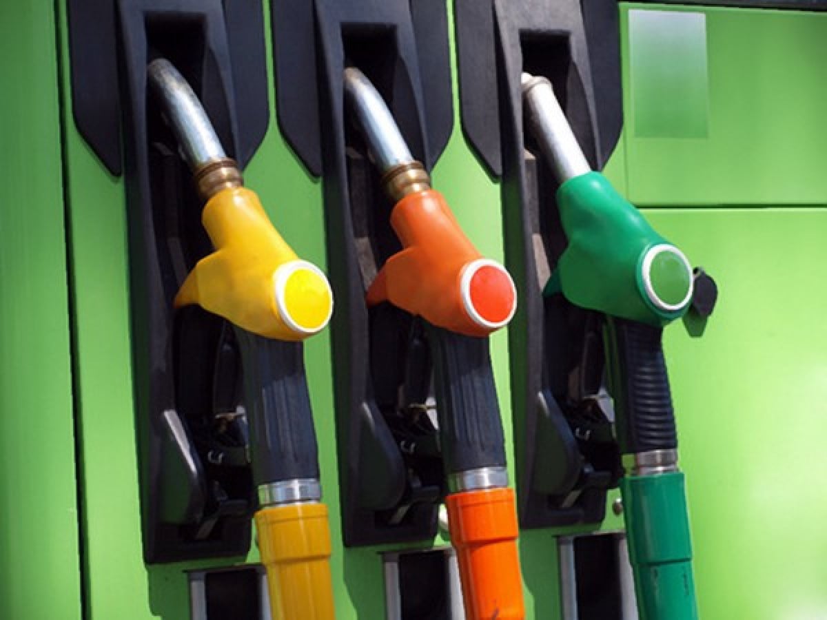 Carburanti, tasse giù anche a maggio