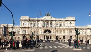 Cassazione: pubblicazione di foto di nudo è diffamazione