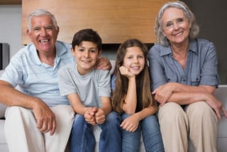 Cassazione: non si possono dichiarare adottabili i figli solo perché i genitori sono anziani
