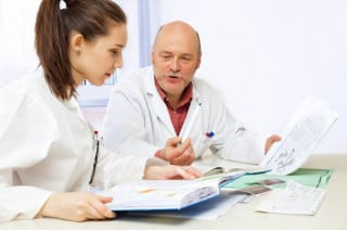 Cassazione, niente assegno di mantenimento per i figli specializzandi in medicina