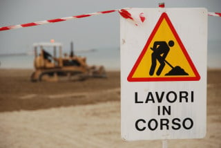Risponde anche per la morte di un estraneo il responsabile del cantiere se la recinzione non era adeguata