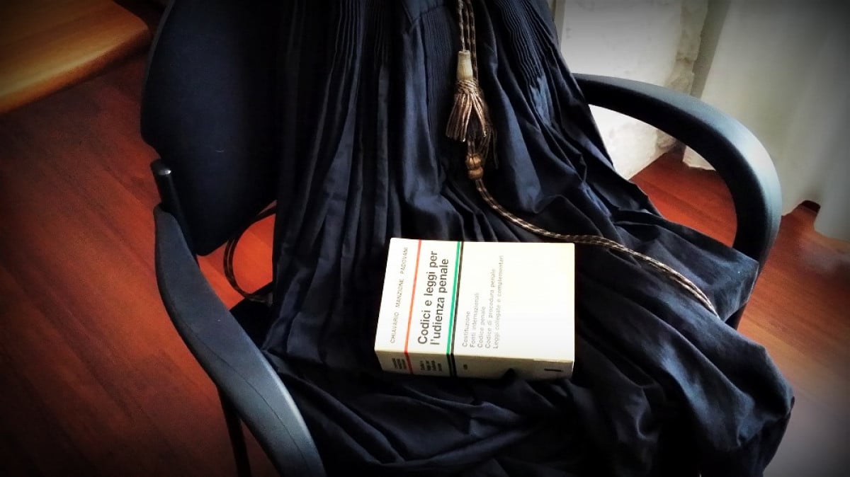 Chi paga il difensore d'ufficio di un imputato straniero irreperibile di fatto?
