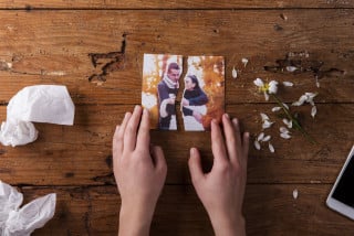 Addebito della separazione alla moglie che nelle foto è in atteggiamenti intimi con un altro