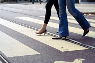 Cassazione: risarcimento ridotto a pedone investito su strisce pedonali se ha tenuto condotta imprevedibile