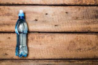 Nei locali pubblici acqua minerale in bottiglie sigillate