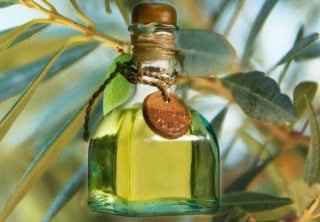 Olio d'oliva: niente più bottiglie senza etichette e tappi nei pubblici esercizi. Si rischiano fino a 8mila euro di multa