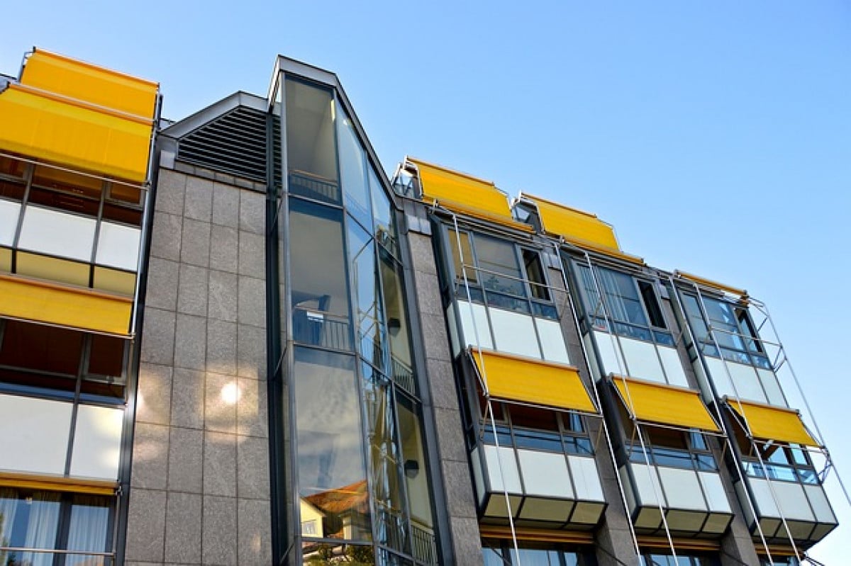 Tende da sole in condominio: regole e limiti