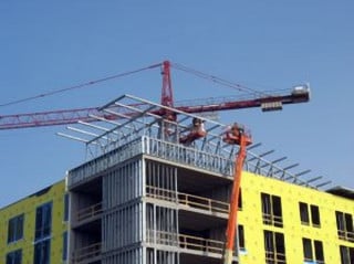 Cassazione: nessun risarcimento al condomino caduto sul pianerottolo disconnesso se sapeva che c'erano lavori in corso