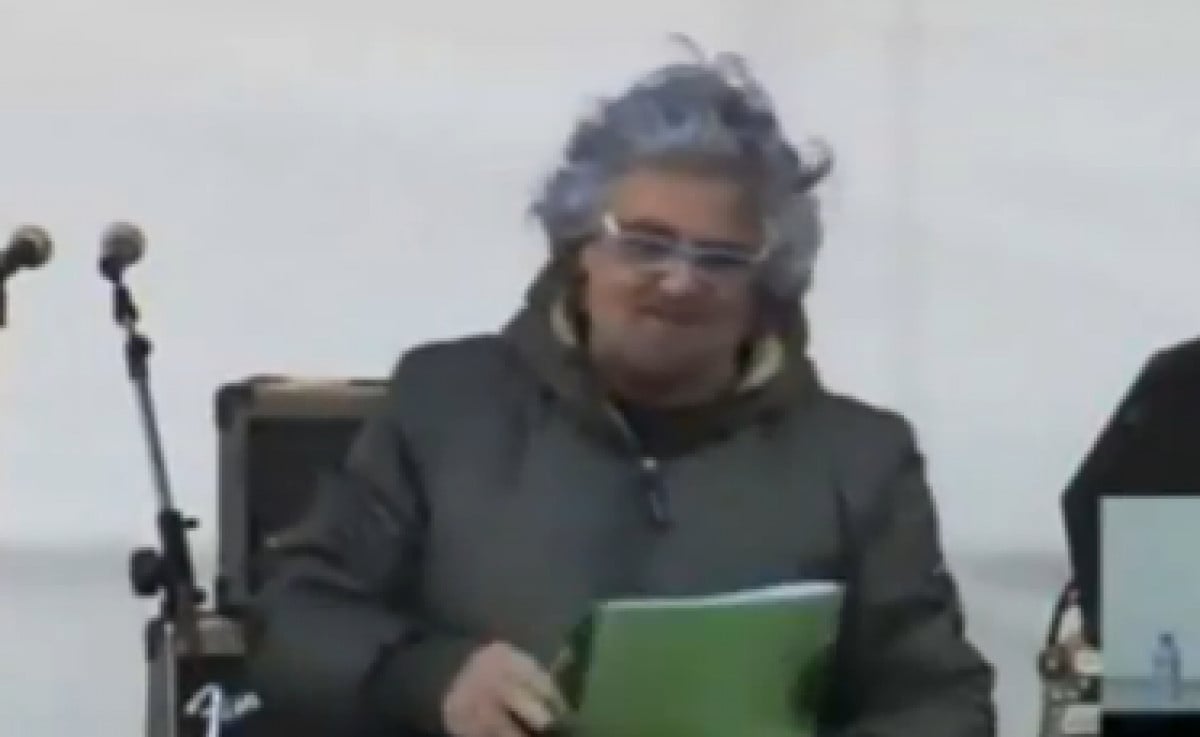 Grillo al V Day: bisogna andare oltre il dilettantismo politico. Aboliamo province e regioni!