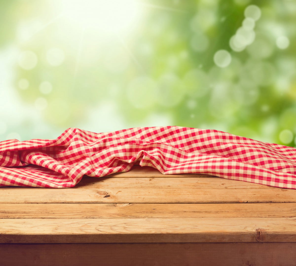 Scuotere la tovaglia dal balcone è reato?