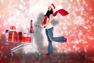 Lascia la figlia in auto e va a fare i regali di Natale. Per la Cassazione è reato di abbandono di minore