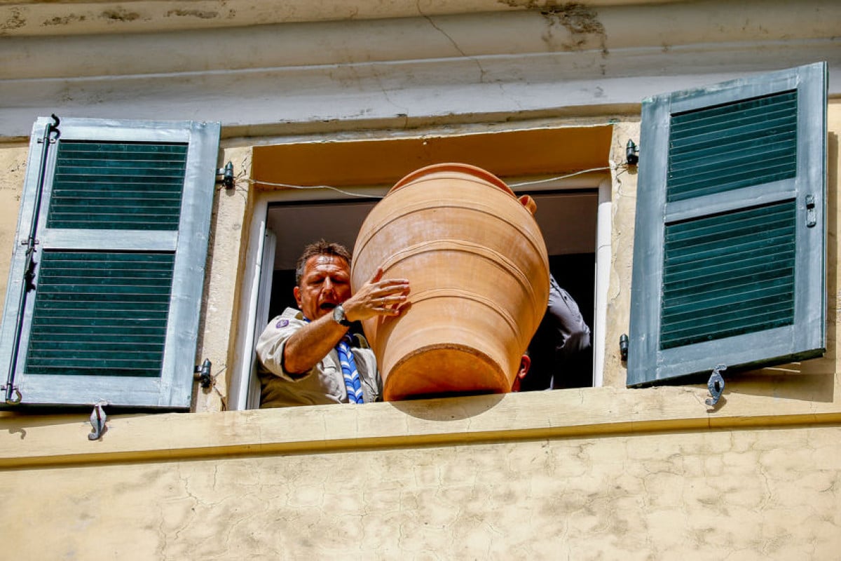 Lanciare un oggetto dal balcone è reato?