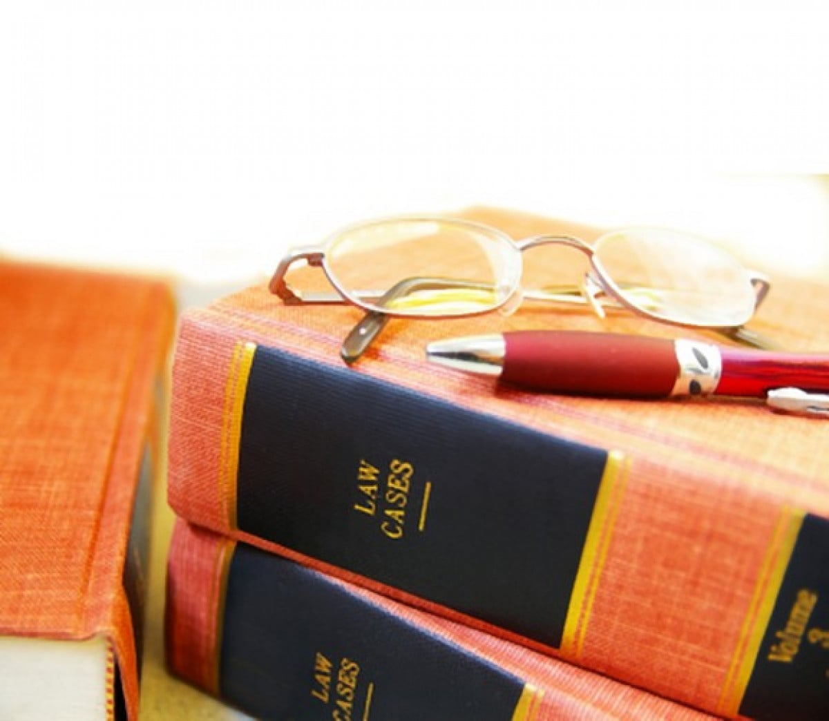 Nel reato di falso in scrittura privata non assume rilievo il consenso o l'acquiescenza della persona offesa
