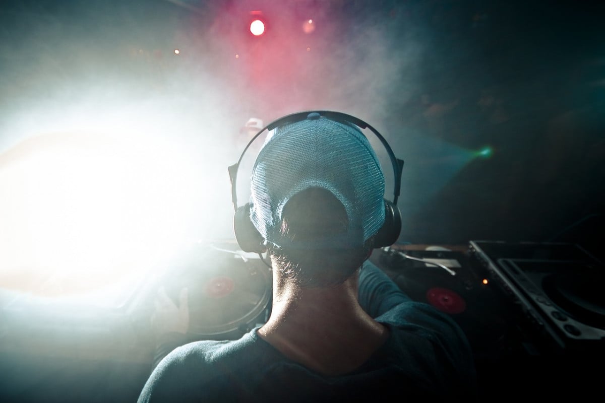 Al bar, non serve l'autorizzazione per la serata con musica e dj