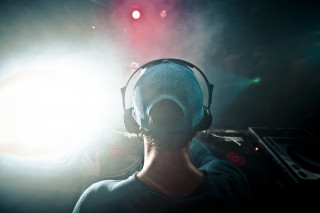 Al bar, non serve l'autorizzazione per la serata con musica e dj