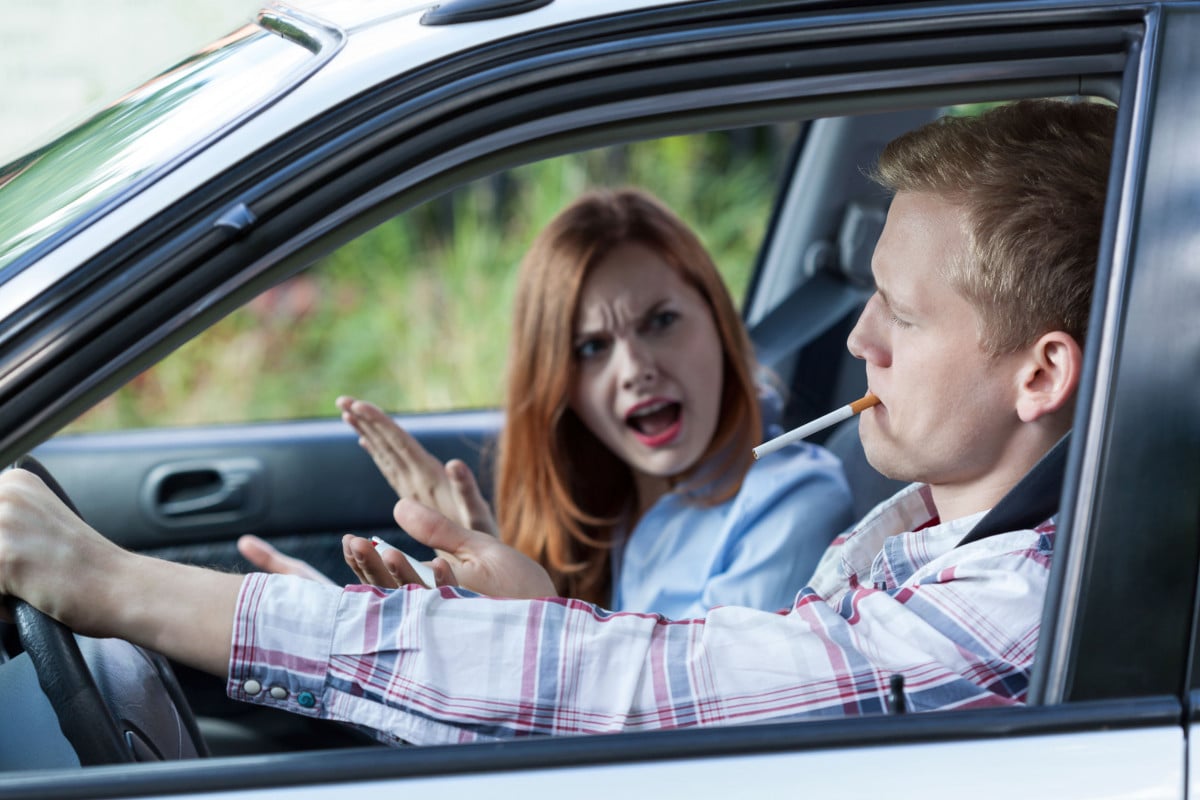 Multa di 110 euro per chi fuma in auto davanti ai figli minori