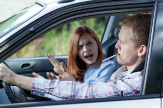 Multa di 110 euro per chi fuma in auto davanti ai figli minori