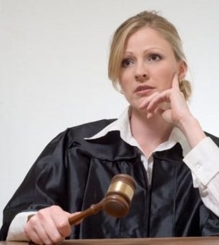Cassazione: ridotto il mantenimento se lui paga il mutuo