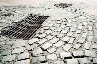 Nessun risarcimento a chi inciampa per disattenzione