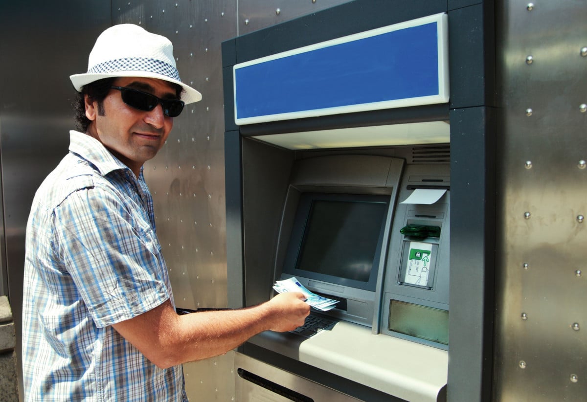 Usare il bancomat dell'amante della moglie non è reato!