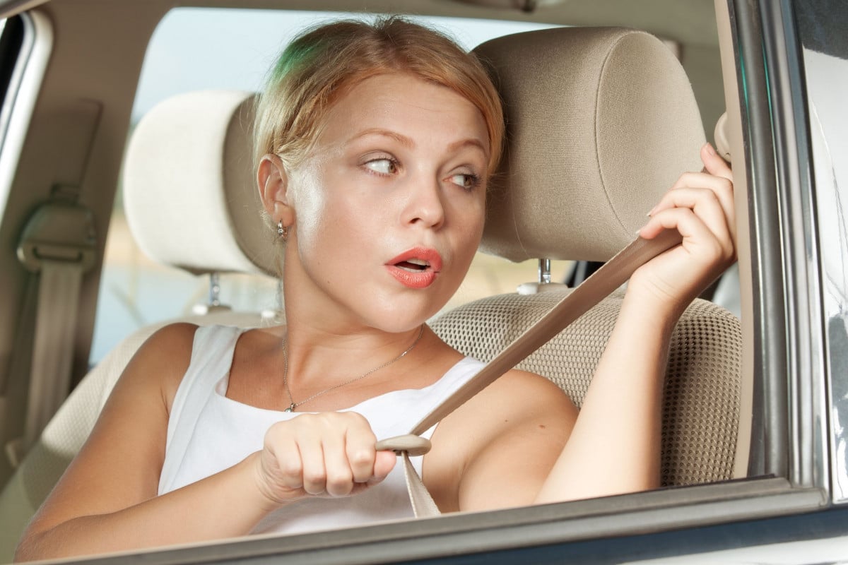 Passeggero senza cintura? È responsabile il conducente