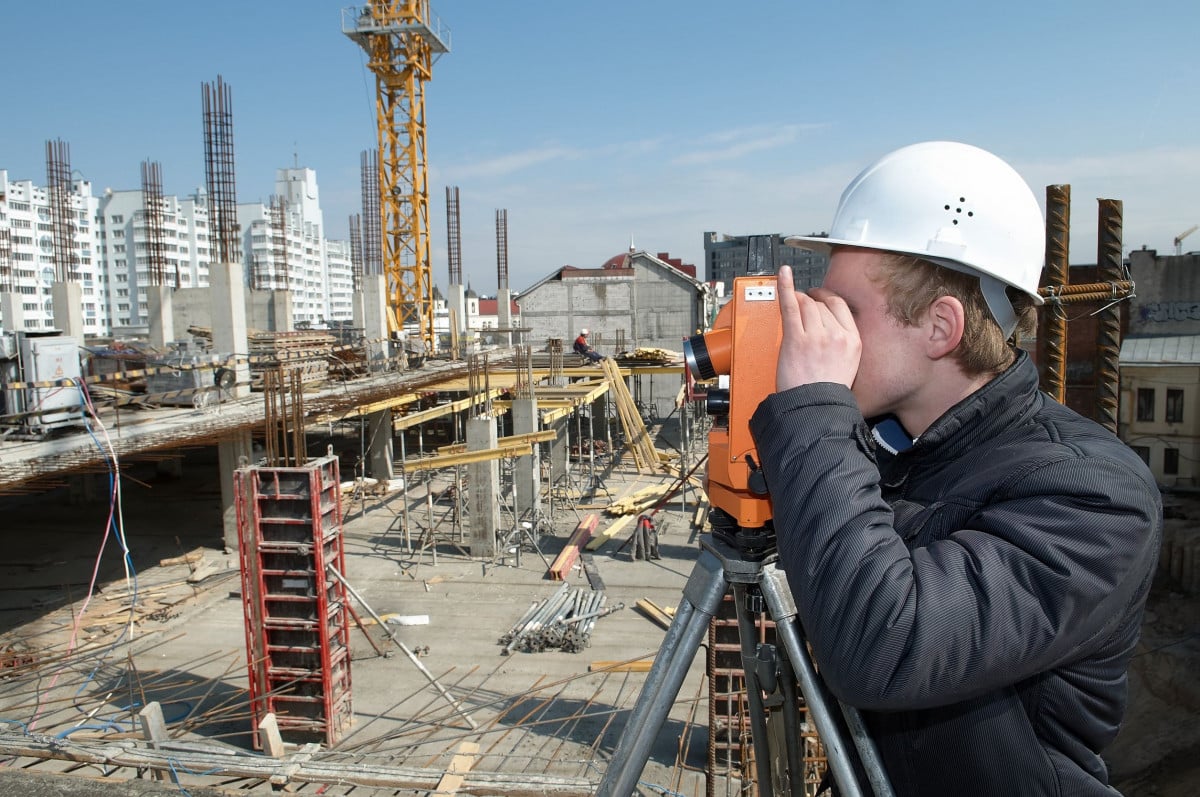 Distanze tra costruzioni: la porta realizzata sul lastrico solare costituisce veduta
