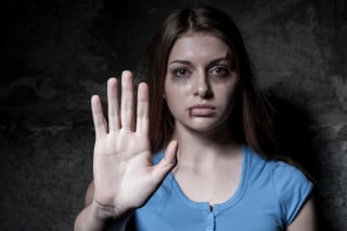 Violenza donne: arriva il braccialetto obbligatorio per gli stalker e il risarcimento statale per le vittime