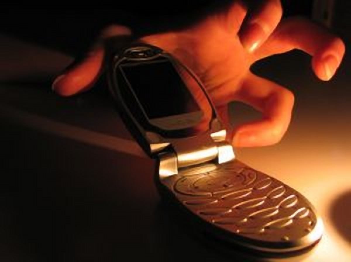 Farsi prestare il cellulare con una scusa, non restituendolo, integra furto