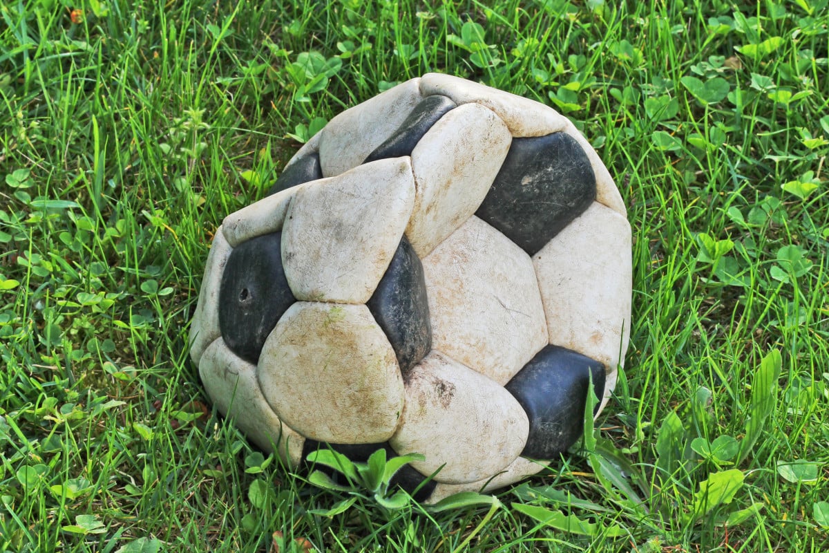 Bucare il pallone ai bambini che giocano non è reato