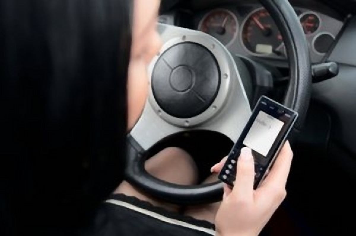 Cassazione: telefonino in auto senza auricolare? L'urgenza non giustifica