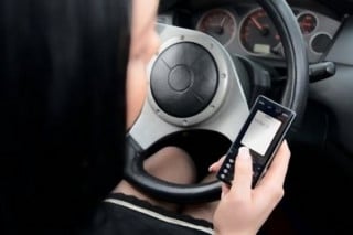 Cassazione: telefonino in auto senza auricolare? L'urgenza non giustifica