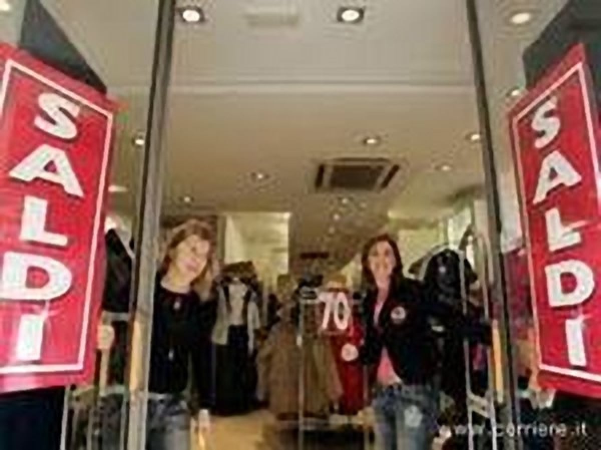 Consumatori: addio ai saldi per il negozio che bara sui prezzi