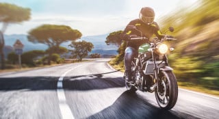 Moto e scooter: multa fino a 169 euro per chi non tiene le luci sempre accese