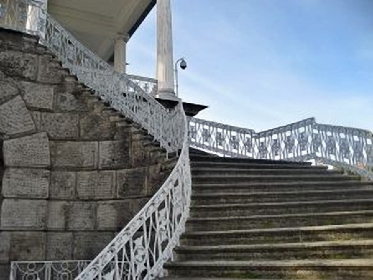 Condominio: Cassazione, non c'è responsabilità da custodia se qualcuno cade su scale sporche di cibo. Occorre dimostrare nesso di causalità