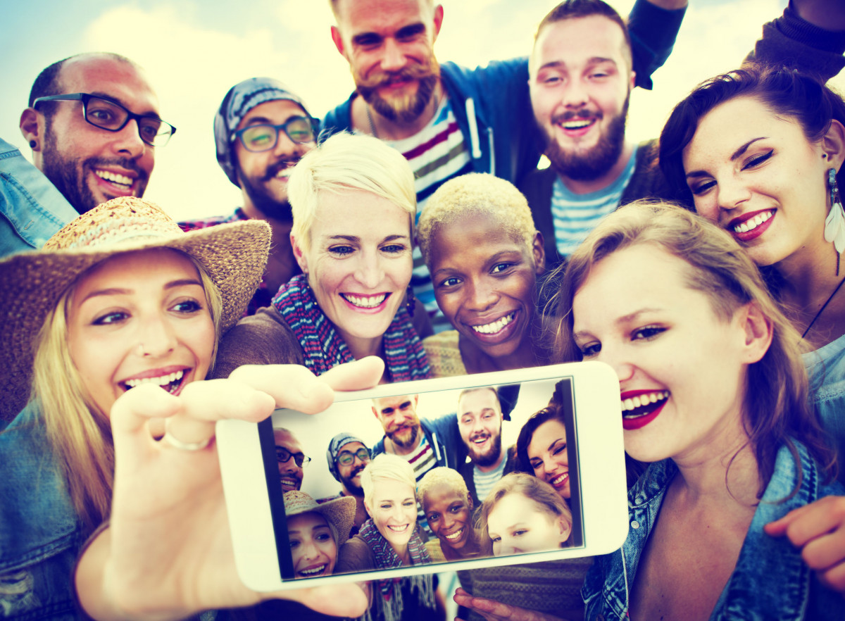 Facebook: pubblicare i selfie con l'amico senza consenso può costare il carcere